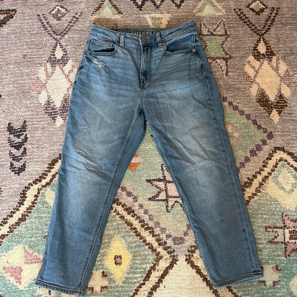 DISTRESSED AMERICAN EAGLE MOM JEAN IN SIZE 2 - EXTRA SHORT LENGTH - Picture 1 of 4